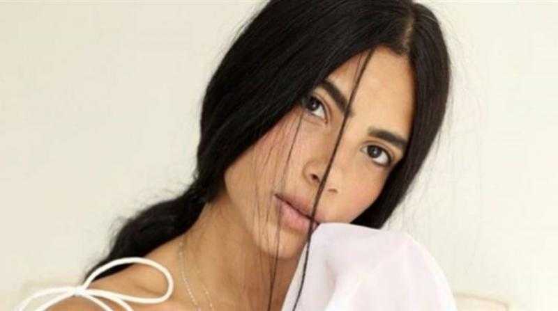 بفستان جذاب ونظارة شمس.. هدى المفتي تحتفل بعيد ميلادها.. شاهد