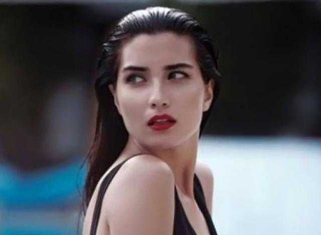 بفستان أحمر.. توبا بويوكستون تتألق في أحداث ظهور لها