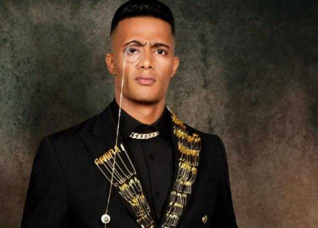 شاهد.. محمد رمضان يشرب ماء بقشرة دهب