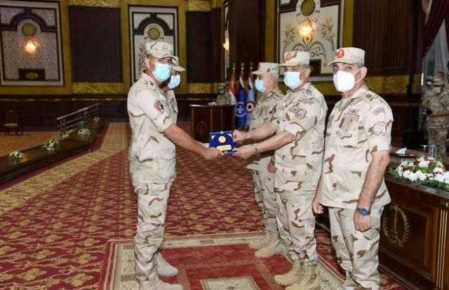 وزير الدفاع يلتقي بمقاتلي الجيش الثاني الميداني ويشيد بدورهم الوطني.. صور