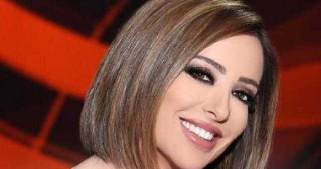 بالذهبي اللامع.. وفاء الكيلاني تبرز أنوثتها في حفل Joy Awards