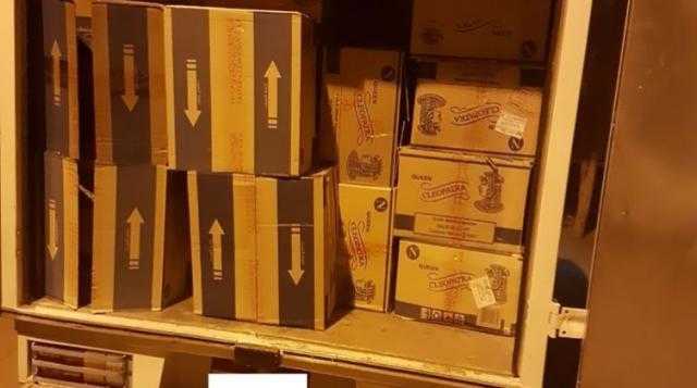 ضبط 17500 عبوة سجائر غير مرخصة بحوزة مالك مخزن