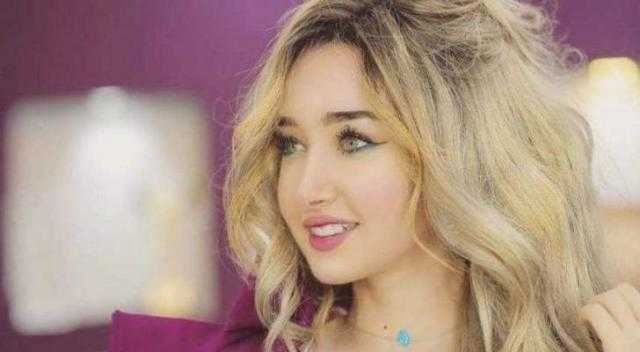 هنا الزاهد تتألق بتوب جذاب خلال عطلتها في تنزانيا