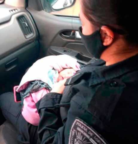 شرطية تعثر على طفلة حديثة الولادة داخل كيس وبظهره سكين حاد.. صور
