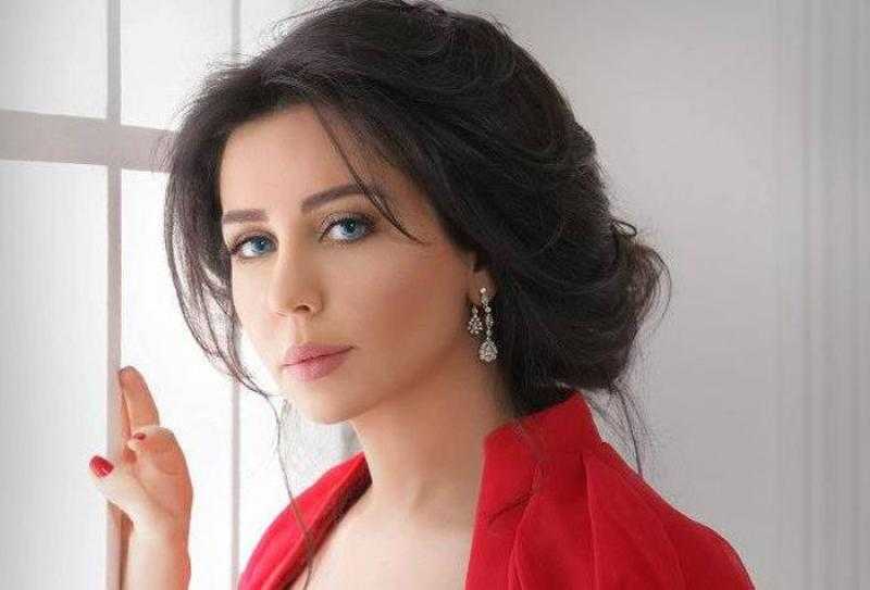 رابعة الزيات تطل على جمهورها بالأوفر سايز بلمسة المخمل