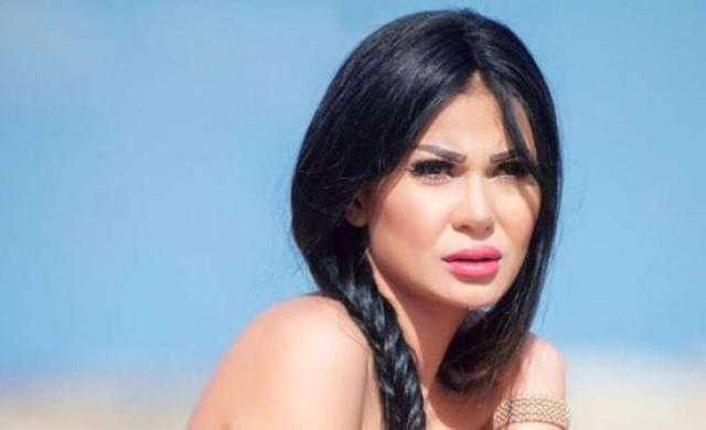 منى ممدوح تستعرض أنوثتها على شواطئ إسبانيا