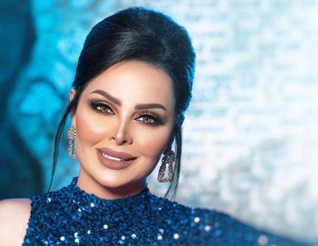 ديانا كرزون تتألق بفستان مجسم ومكياج صاخب