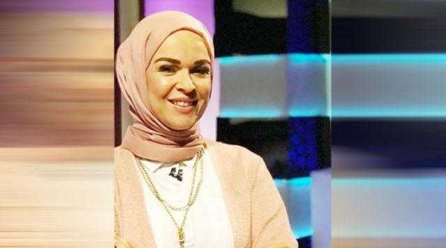 إيمان رياض تتألق بفستان محدد الخصر