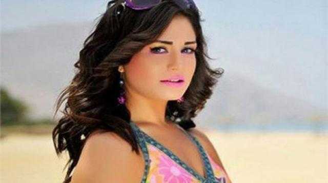 منة فضالي تستعرض أنوثتها بـ ”كاش مايوه”