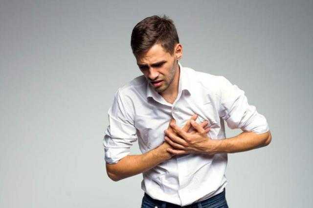 4 عادات تهددك بالإصابة بأزمة قلبية