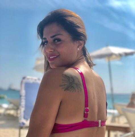 منة فضالي تودع الصيف بهذه الإطلالة
