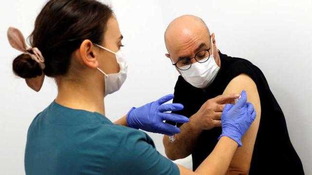 علماء: لقاح أكسفورد قد لا يحمى من الإصابة بكورونا