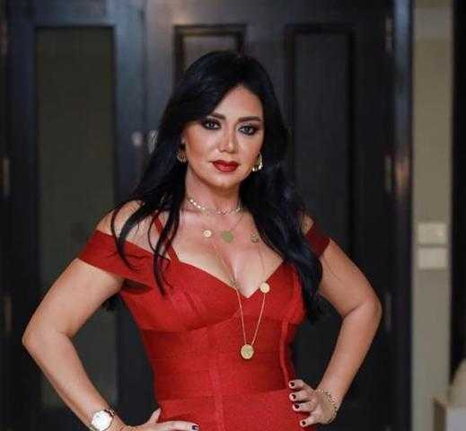 رانيا يوسف تبرز جمالها بـ هوت شورت