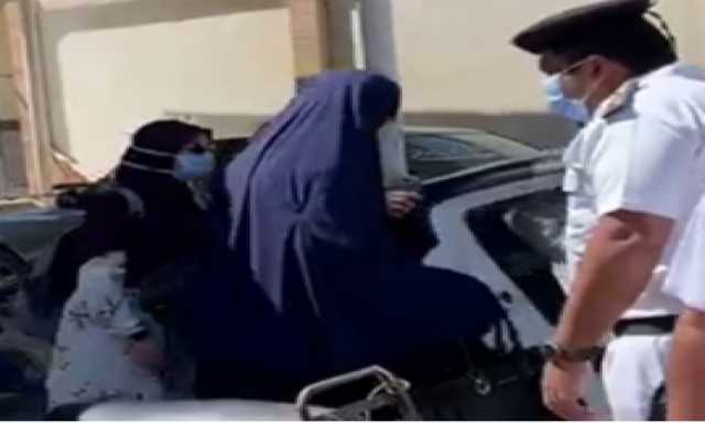 الداخلية تنقل سيدة فقدت الوعى إلى منزلها