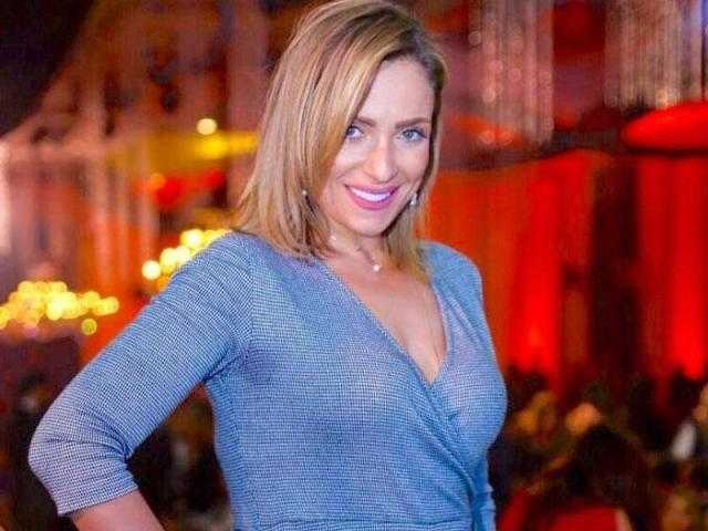 ريم البارودي تستعرض نحافة خصرها بفستان مُجسم في أسوان