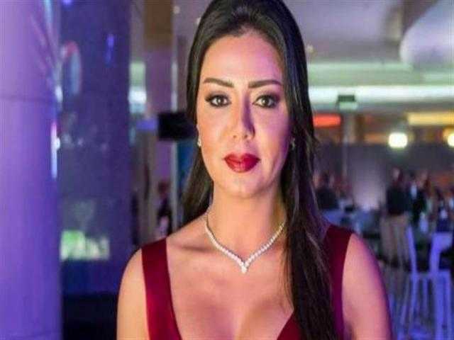 شاهد.. رانيا يوسف تثير الجدل بفستان جريء