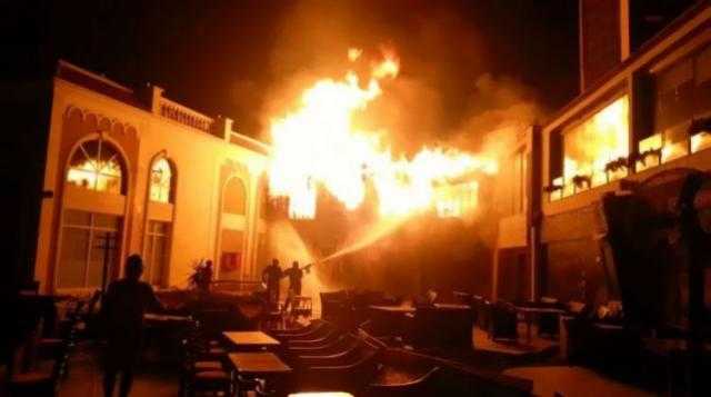 المعمل الجنائي يفحص حريق اندلع في مطعم بالمنصورة