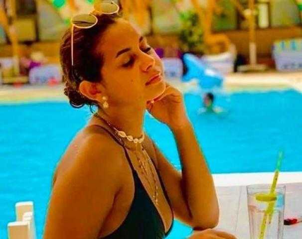منة عرفة تبرز أنوثتها بإطلالة تايجر