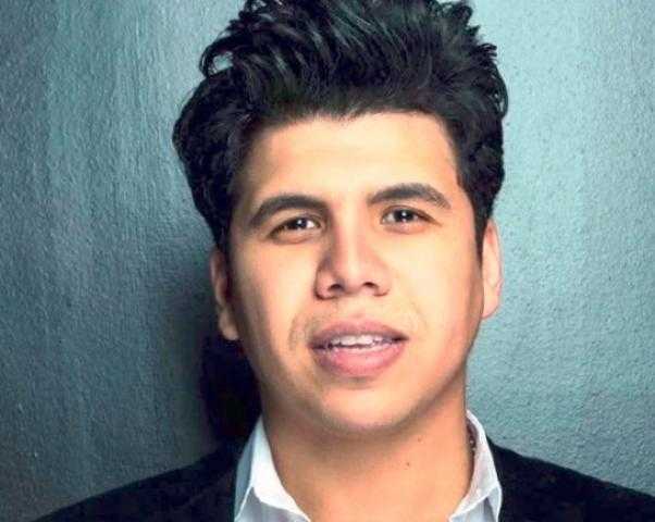 عمر كمال يحصد درع اليوتيوب الذهبى