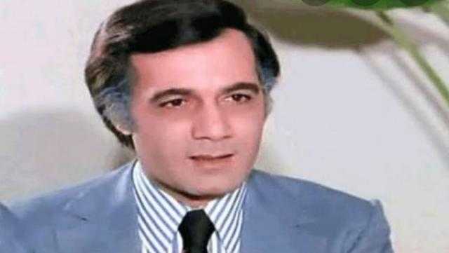 عمرو محمود ياسين يعلن موعد جنازة والده