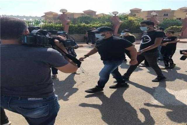 أحمد السقا يصل مسجد الشرطة للمشاركة في جنازة محمود ياسين