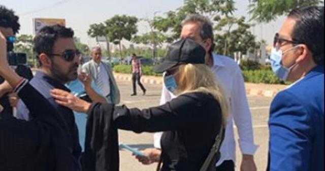 عاجل.. نجوم الفن يؤدون صلاة الجنازة على الراحل محمود ياسين (صور)