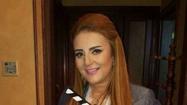 رانيا محمود ياسين: حسابات مزيفة تتحدث باسمي وتهاجم الفنانين.. فيديو