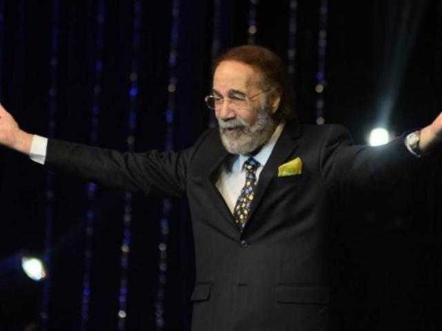 مذيعات 3 ستات ينعين الفنان الراحل محمود ياسين بكلمات مؤثرة.. فيديو