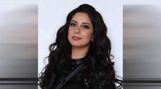ياسمين رحمي بإطلالة صيفية على إحدى الشواطئ