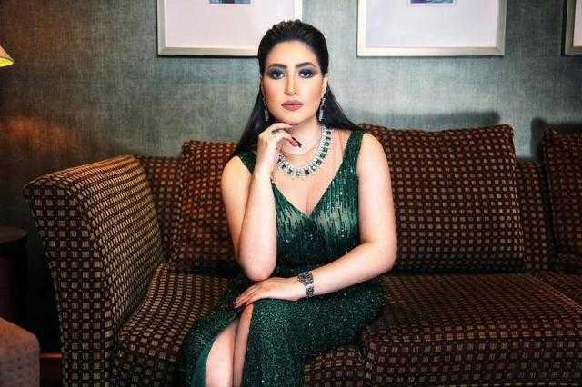 بوسي تستعين المكياج الترابي لتبرز جمال ملامحها