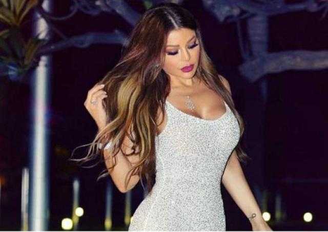 هيفاء وهبى تثير الجدل بإطلالة تبرز أنوثتها