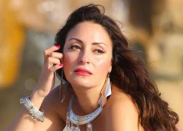 ببنطال شفاف.. نرمين الفقي تستعرض أنوثتها