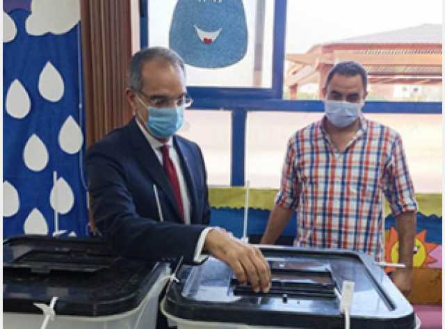 شاهد.. وزير الاتصالات يدلى بصوته فى انتخابات مجلس النواب بالشيخ زايد