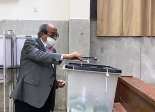 وزير الداخلية الأسبق يدلى بصوته فى انتخابات مجلس النواب بالدقى