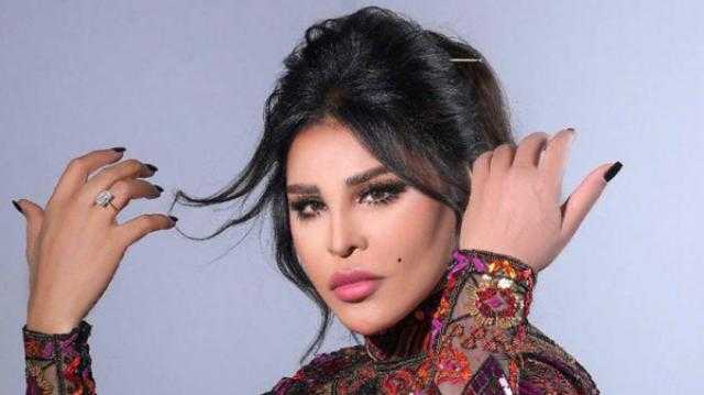 أحلام تنشر صورة ماكرون ملطخة بحذاء