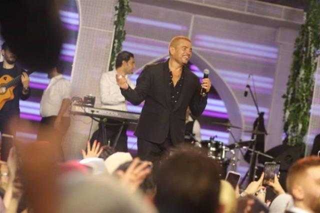 عمرو دياب يشعل مواقع التواصل بـ”نيو لوك” في أحد فنادق القاهرة