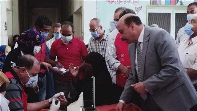 مجلس النواب 2020.. ناخبة تدعو لمحافظ أسوان خلال تفقده إحدي اللجان
