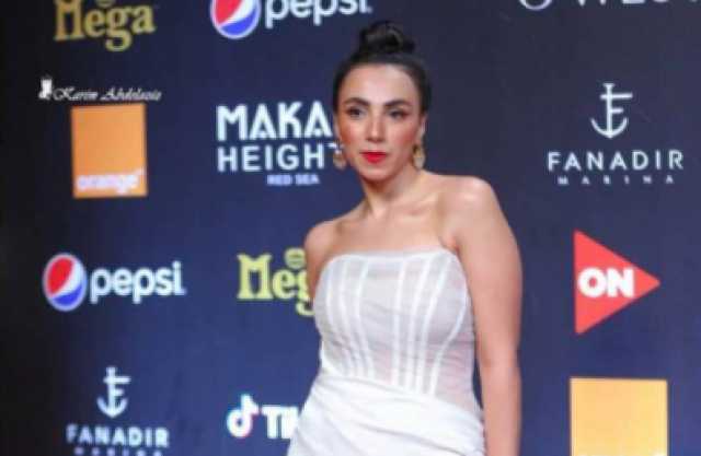 زينب غريب تتألق بالأبيض في مهرجان الجونة (صور)