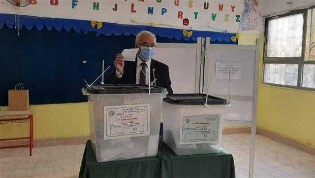 نائب وزير التعليم يُدلي بصوته في التجمع الخامس