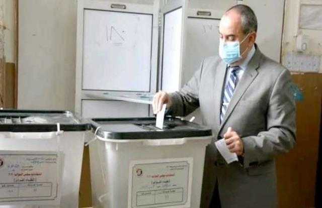 وزير الطيران المدنى يدلي بصوته في انتخابات مجلس النواب