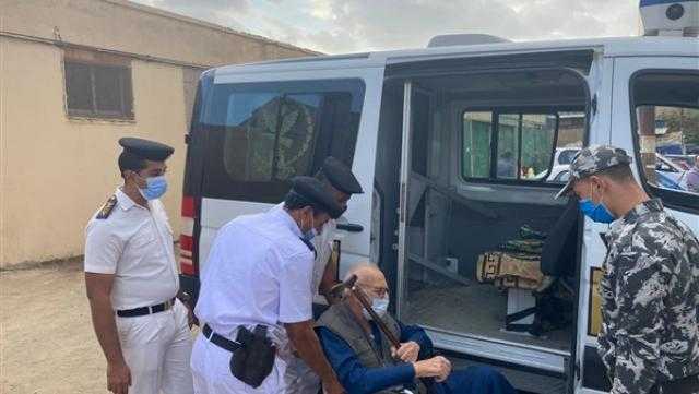 أمن القاهرة ينقل مُسنا للإدلاء بصوته في النزهة