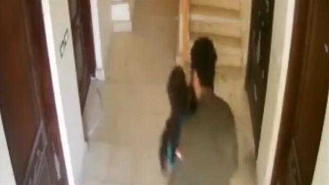 جهود أمنية لكشف ملابسات فيديو تحرش شاب بطفلة في مدخل عقار