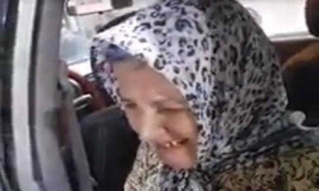 بعد إهانته لها.. سيدة تطالب بالإفراج عن ابنها: هو اللى موكلنى ومشربنى