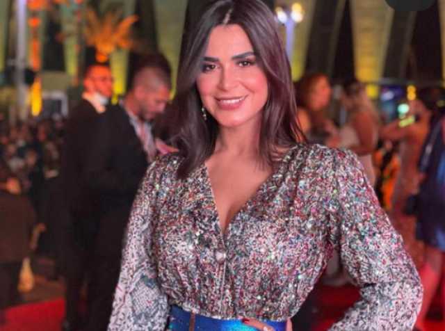 حافية القدمين.. رانيا منصور تستعرض أنوثتها