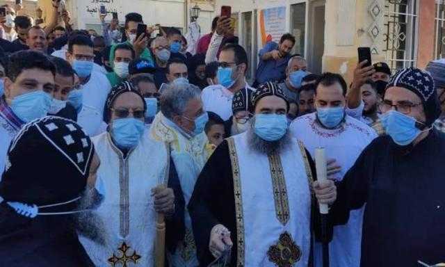 بالتسابيح والكمامات.. مسيحيون يشاركون فى احتفالات دير مارجرجس بالرزيقات