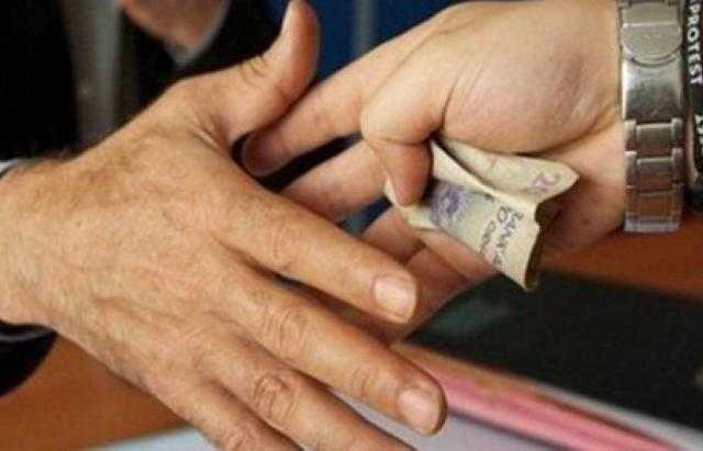 رجلا شرطة يرفضان رشوة مالية نظير تسهيل تهريب أدوية خارج البلاد