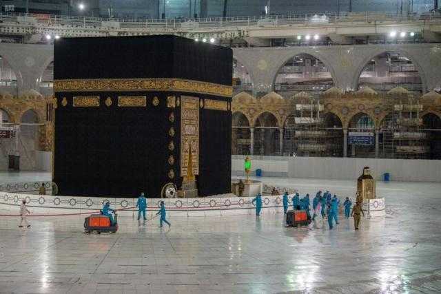 4500 لتر من المعقمات و450 عامل لتعقيم المسجد الحرام على مدار الساعة