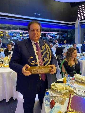 النائب محمد أبو العينين يهدي جائزة فخر العرب لـ «أمهات الشهداء».. فيديو
