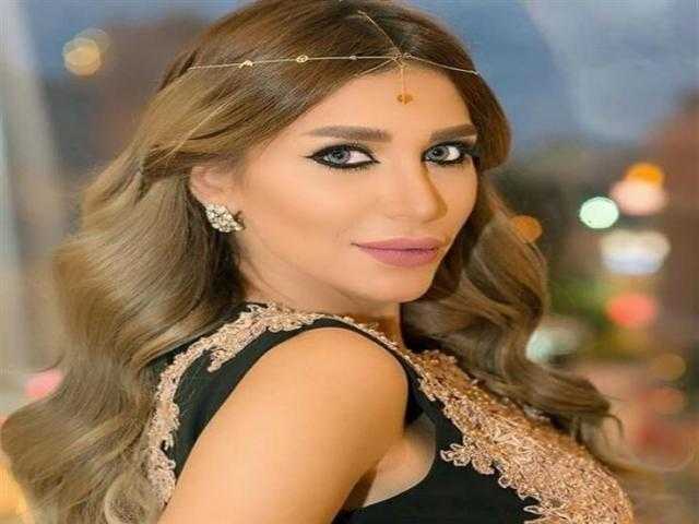 سارة نخلة تثير الجدل بالأحمر النارى