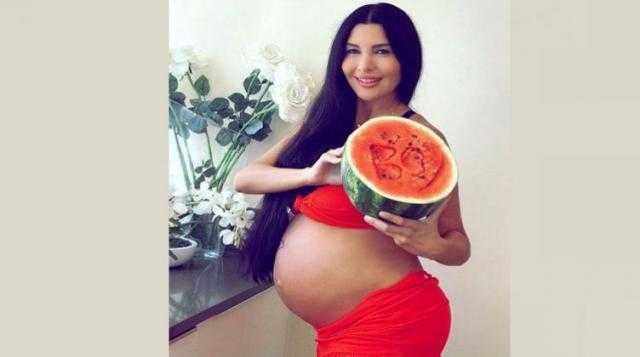 ببكيني مثير.. لاميتا فرنحية تستعرض حملها على البحر